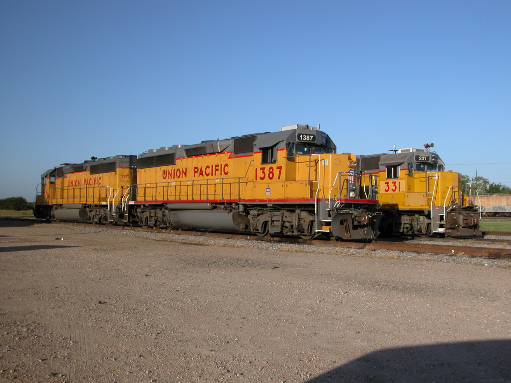 UP 1387  2Sep2012  Sunday Morning in the Bellmead Yard 